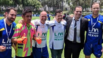 El narrador y comentarista de TV Azteca sufrió de una fuerte entrada de su compañero Álvaro López Sordo en un juego de fútbol amistoso.