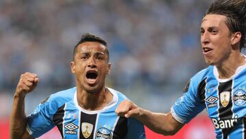 BRA520. PORTO ALEGRE (BRASIL), 22/11/2017. Cícero Santos (i) de Grêmio celebra su gol durante el partido de ida por la final de la Copa Libertadores entre Grêmio y Lanús hoy, miércoles 22 de noviembre de 2017, en el estadi