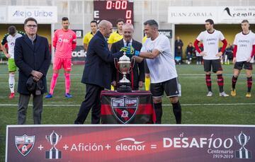 El Arenas Club recibió de Luis Rubiales, presidente de la RFEF, una réplica de la Copa del Rey ganada en 1919 al Barcelona por 5 goles 2 en la final jugada en Madrid. En 1937, durante la Guerra Civil y a causa de un incendio, el trofeo desapareció de las vitrinas del club vizcaíno. Cien años después vuelve a las vitrinas del equipo de Getxo. Franqui Egusquiaguirre, presidente del Arenas, entre Luis Rubiales y el capitán Txemi Talledo.