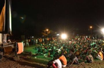 Seguidores de Costa de Marfil  ven el partido de semifinales contra RD Congo.