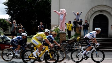 Indignación en el Tour: aficionados suben sobre varias tumbas para ver la etapa 2