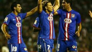 <b>ÉXITO. </b>Forlán, Reyes, Raúl García y Assunçao, en Bilbao.