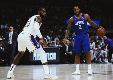 Quizá no hay mayor símbolo del cambio de tendencia (en lo deportivo) en L.A. que el domino en los cara a cara en la última década entre Clippers y Lakers. Los primeros han ganado ahora siete partidos seguidos, todos desde que los entrena un Tyronn Lue al que los Lakers no dieron el dinero que pedía en 2019, cuando acabaron fichando a Frank Vogel. Entre 2014 y 2016, los Clippers ganaron once partidos seguidos a los Lakers, algo inimaginable años antes pero que pasó a ser cuestión de lógica. Hasta la llegada de Chris Paul, los Clippers tenían el peor balance de la NBA tras su mudanza a L.A. (34,9%), un tramo en el que los Lakers tenían el mejor de la Liga (65,9%). Desde el inicio de la temporada 2012-13, la primera completa de Chris Paul, es un 32-7 para los Clippers. Pero con regusto amargo: no ha habido ningún duelo en playoffs, algo que todavía no ha sucedido jamás, para escenificar el cambio de ciclo. Y lo que es mucho peor para los planes de Ballmer: ese curso 2019-20, el del gran asalto a la gloria, acabó con un desastre de los Clippers en los playoffs de la burbuja (los Nuggets les remontaron un 3-1) y… con anillo de los Lakers de LeBron James y Anthony Davis. Los Lakers, siempre los malditos Lakers en el camino. 
