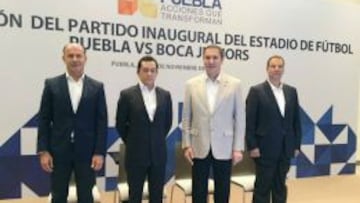 Rafael Moreno Valle y Jes&uacute;s L&oacute;pez Chargoy en la presentaci&oacute;n del partido Puebla vs Boca Jrs.