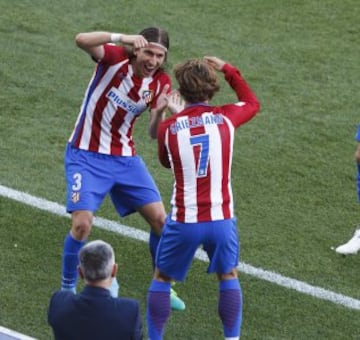 Filipe Luis celebra el 3-0 con Griezmann. 