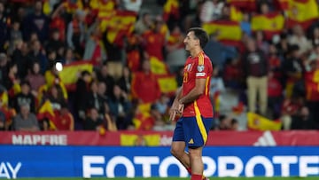 Mikel Oyarzabal hace la 'M' con los dedos tras marcar, como dedicatoria a su hijo.