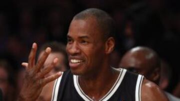 Jason Collins, sonr&iacute;e en el banquillo durante el Lakers-Nets. 