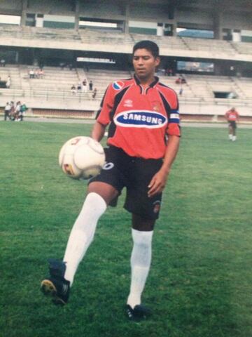 Conocido por su prodigioso cobro de tiros libres. Estuvo en el Standard Lieja y el Boom FC de Bélgica.