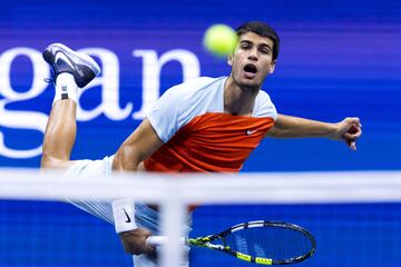 Partido de semifinales del US Open de tenis entre Carlos Alcaraz y Frances Tiafoe.