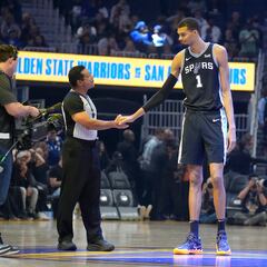 Thirteen photos that demonstrate Wembanyama’s physical superiority