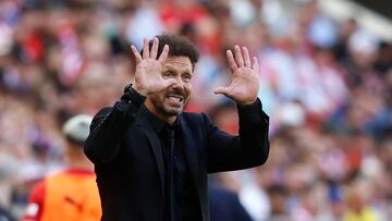 MADRID, 13/04/2024.-El entrenador argentino del Atlético de Madrid Diego Simeone, durante el partido de la jornada 31 de LaLiga EA Sports entre el Atlético de Madrid y el Girona, este sábado en el estadio Cívitas Metropolitano en Madrid.-EFE/ Rodrigo Jimenez
