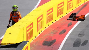 Norris se dirige al box de McLaren en Montreal con el alerón delantero de su coche roto en el asfalto.