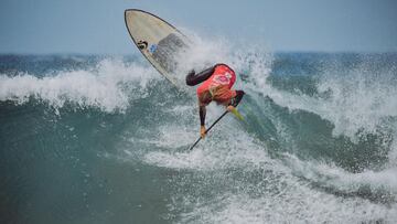 Un paddle surfista surfeando una ola en la playa de Las Canteras (Las Palmas de Gran Canaria, Islas Canarias, Espa&ntilde;a).