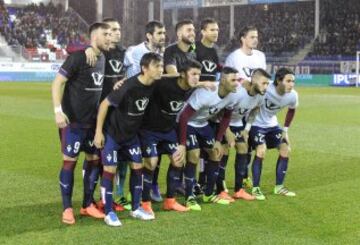 Once del Eibar. De pie: Sergi Enrich, Escalante, Riesgo, Borja Bast¨®n, Ansotegui y Pantic. Agachados: Inui, Capa, Dani Garc¨ªa, Junc¨¢ y Jota.