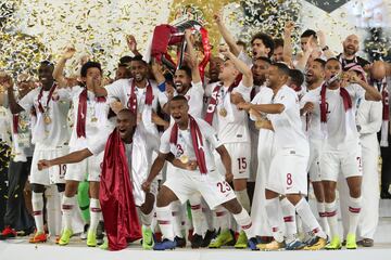 Los jugadores de Qatar levantan la Copa de Asia. 