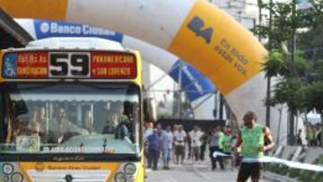 El plusmarquista jamaiquino Usain Bolt corre mano a mano contra un autobús en una carrera de 80 metros por el carril del Metrobús en Buenos Aires.