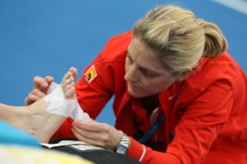 La rusa Ekaterina Makarova pide asistencia médica en el cuarto juego del partido ante Johanna Konta.