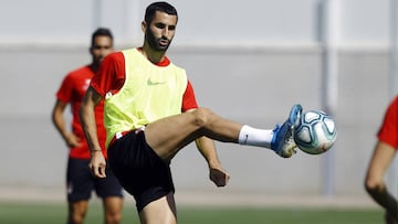 Gonalons con el Granada en un entrenamiento.