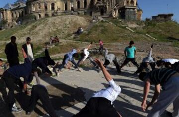 
Jóvenes afganos practican sus habilidades de parkour en frente de las ruinas del Palacio Darul Aman en Kabul. Parkour, que se originó en Francia en la década de 1990 y también se conoce como libre en ejecución, consiste en conseguir alrededor de los obstáculos urbanos con una mezcla de ritmo rápido de saltar, saltar, correr y rodar.