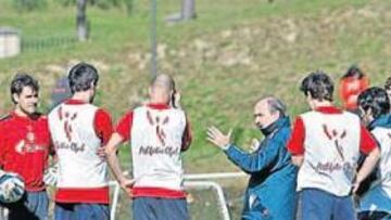 <b>ESQUEMA DESTROZADO. </b>Mané se reunió con el once que iba a enfrentarse al Getafe antes de empezar, pero Garmendia se lesionó.