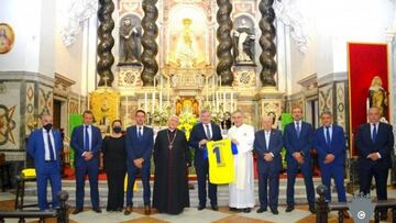 El Cádiz agradece el ascenso con una ofrenda floral