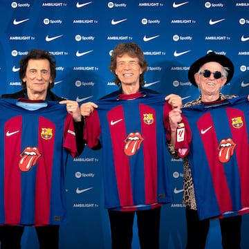 Mick Jagger, Keith Richards y Ronnie Wood posando con la nueva camiseta del club catalán.