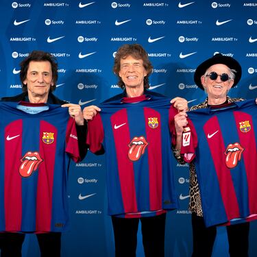 Mick Jagger, Keith Richards y Ronnie Wood posando con la nueva camiseta del club catalán.