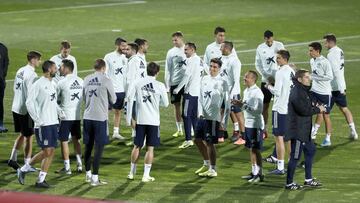 Robert Moreno junto a los internacionales en el entrenamiento de ayer en Las Rozas.