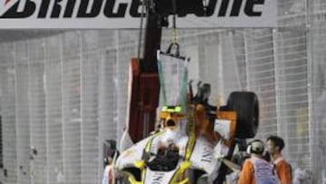 <b>ACCIDENTE. </b>Así acabó el Renault de 'Nelsinho' en Singapur 08.