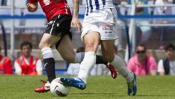 <b>ATADO. </b>Javi Álamo, en la imagen frente al Nàstic, ha destacado en Segunda con el Recreativo.