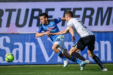 Hirving Lozano en un partido con el Napoli.