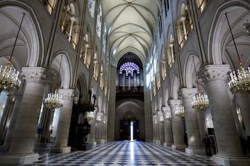 Vista de la nave, el rosetón occidental y el órgano de la catedral de Notre Dame de París.