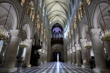 Vista de la nave, el rosetón occidental y el órgano de la catedral de Notre Dame de París.