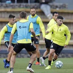 Tana trabaja con el grupo mientras busca una salida de la entidad