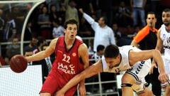 El jugador del Besiktas Gasper Vidmar intenta detener a Thomas Heurtel durante el partido de Euroliga. 