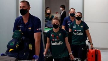 Los integrantes de la selección de sóftbol de Australoa, a su llegada al aeropuerto de Narita, en Tokio, para los Juegos Olímpicos de Tokio 2020.