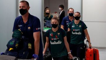 Los integrantes de la selecci&oacute;n de s&oacute;ftbol de Australoa, a su llegada al aeropuerto de Narita, en Tokio, para los Juegos Ol&iacute;mpicos de Tokio 2020.