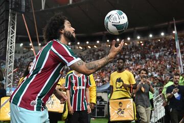 Marcelo lanza balones a los aficionados del Fluminense.