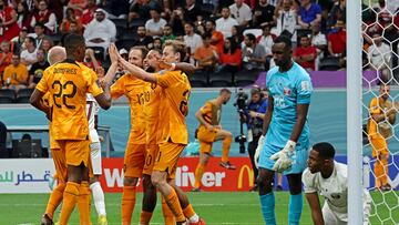 Netherlands' midfielder #21 Frenkie De Jong (C) celebrates scoring his team's second goal with his teammates during the Qatar 2022 World Cup Group A football match between the Netherlands and Qatar at the Al-Bayt Stadium in Al Khor, north of Doha on November 29, 2022. (Photo by Giuseppe CACACE / AFP)