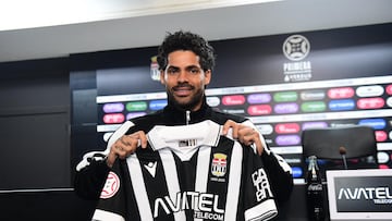 Aridane posa con la elástica albinegra.