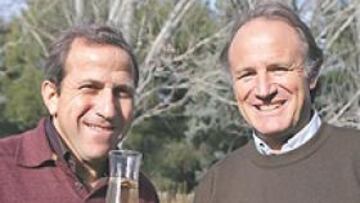 <b>BRINDIS POR LA PAZ. </b>Víctor quiere un 2005 con "salud y mucha paz". La copa, de cava catalán.