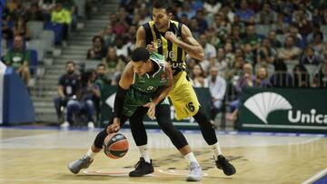McCallum bota el balón ante Sloukas