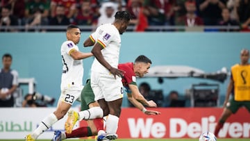 El momento en que Alexander Djiku, de Ghana, derriba a Cristiano Ronaldo.