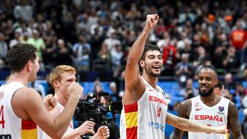 Berlin (Germany), 18/09/2022.- Spain's Willy Hernangomez (2-R) celebrates with his teammates winning the FIBA EuroBasket 2022 Final basketball match between Spain and France in Berlin, Germany, 18 September 2022. (Baloncesto, Francia, Alemania, España) EFE/EPA/FILIP SINGER
