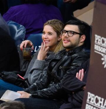 Ashley Benson (Hanna Marin en Pequeñas mentirosas) presencia el Lakers-Suns en el Staples Center.