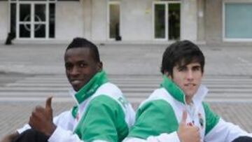 <b>LA PEREJA DE MODA. </b>Koné y Jairo posaron ayer para AS tras el entrenamiento en El Sardinero el día después de su partidazo en Sevilla.