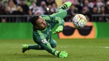GRAN MOMENTO. Los veteranos guardametas del Madrid respaldan a Keylor en la portería de los blancos.
