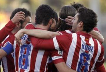 El centrocampista del Atlético de Madrid Raúl García (i, de espaldas) celebra con sus compañeros el gol que ha marcado al Sant Andreu, durante el partido de ida de los dieciseisavos de final de la Copa del Rey disputado esta tarde en el estadio Nacís Sala de Barcelona