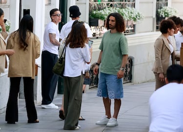 Marc Cucurella, Claudia Rodríguez, Enzo Fernández, João Pedro y su pareja, Khadije Skandar, pasean por las calles de la Madrid.