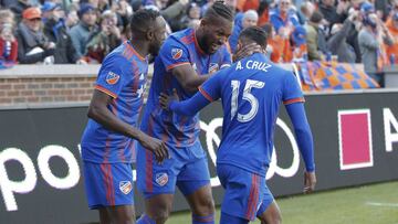 CINCINNATI, OH - MARCH 17: Roland Lamah #7 and Kendall Waston #2 of FC Cincinnati celebrate with Allan Cruz #15 of FC Cincinnati after a goal during the game against the Portland Timbers at Nippert Stadium on March 17, 2019 in Cincinnati, Ohio. Michael Hickey/Getty Images/AFP
== FOR NEWSPAPERS, INTERNET, TELCOS & TELEVISION USE ONLY ==